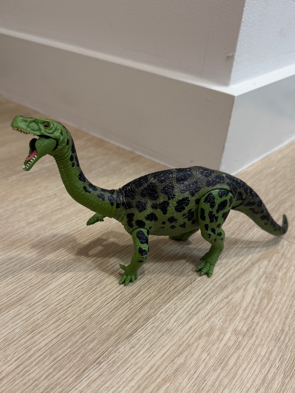 Dinosaur Toy Green Moveable Riojasaurus 9” Jurassic Park Plastic Figure KG191845